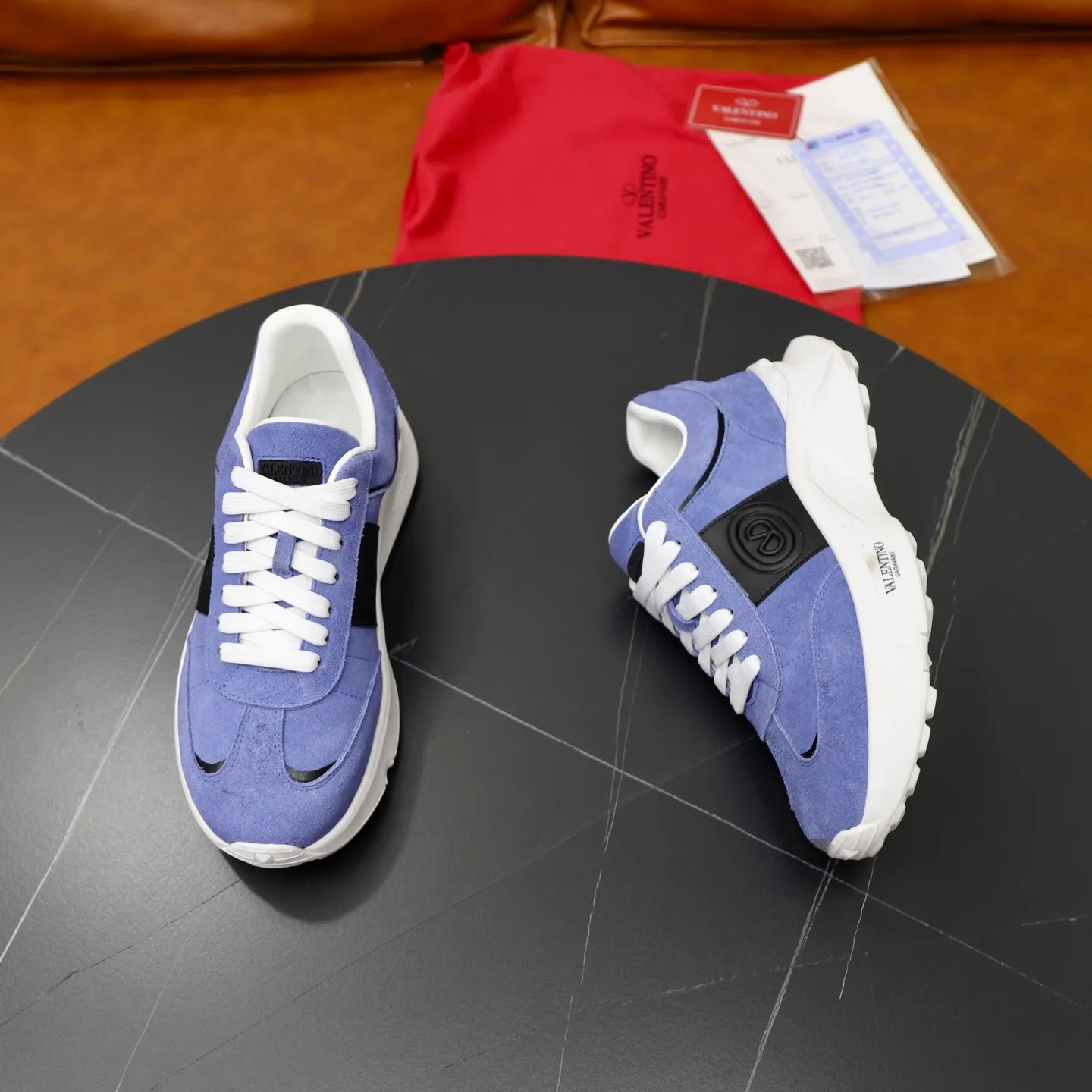 Ex-factory price: 420💰VALENTINO/Valentino Men's latest low-top thick-soled sports shoes are shipped. Made with heavy industry, men's fine casual sports shoes, versatile style. Original leather, rubber lines embellished with geometric segmented uppers, hand-sewn with precision, novel and fashionable style, rubber soles with rivet details on the front and back, VALENTINO GARAVANI LOGO printed on the side, and Valentino Garavani decorative inlay on the tongue. Logo, comfortable, breathable and durable on the feet! Comes with full original packaging! Code number: 38-39-40-41-42-43-44 (45 can be customized)